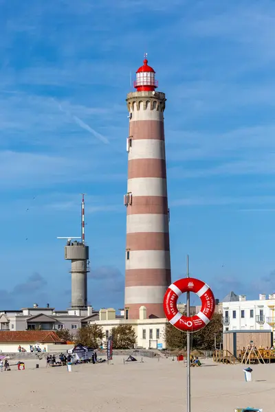 Aveiro, Portekiz 20 Eylül 2023 Praia da Barra sahil bölgesindeki Farol de Aveiro deniz feneri.