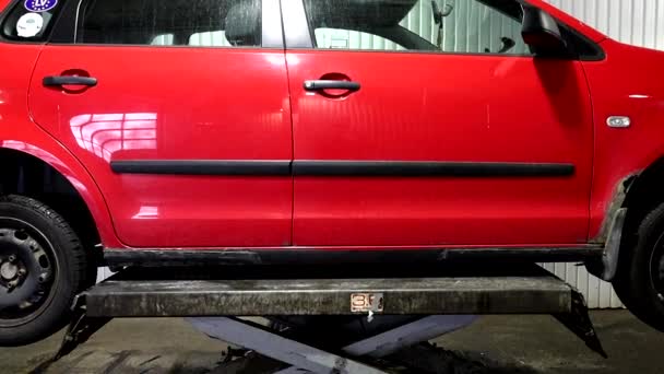 Sztokholm Szwecja Czerwony Samochód Jest Podnoszony Wyciągiem Hydraulicznym Garażu — Wideo stockowe