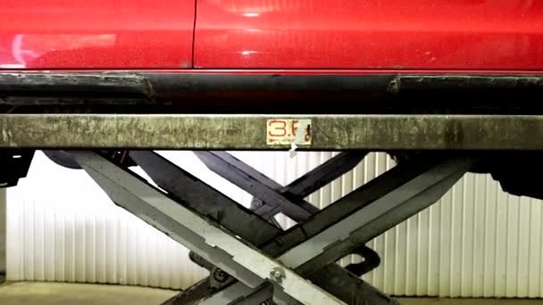 Stockholm Svédország Egy Piros Autót Emelnek Egy Hidraulikus Lift Garázsban — Stock videók