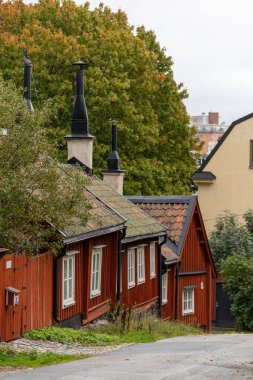 Stockholm, İsveç 2 Ekim 2023, Sodermalm 'de Kvastmakarbacken' de klasik kırmızı evler..