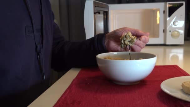 Uomo Mangia Una Ciotola Risotto Cena Solo Accanto Forno Microonde — Video Stock