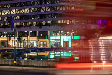 Stockholm, İsveç 3 Ekim 2023 T-Centralen.ya da Segels Torg 'daki mavi obelsik' te kırmızı bir şehir otobüsü bulanıklaşıyor..