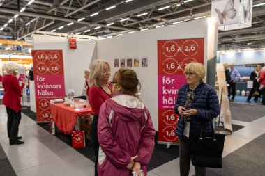 Stockholm, İsveç 3 Ekim 2023 İsveç 'li üst düzey kadınlar, kadın sağlığı kongresi veya fuarında kadın sağlığı ile ilgili bir stantta duruyorlar..