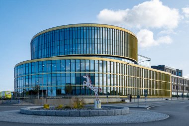 Stockholm, İsveç 4 Ekim 2023 Bromma Bölgesi 'nde yeni bir modern bina ve trafik çemberi. Bromma Havalimanı yakınlarında..