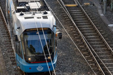 Stockholm, İsveç 4 Ekim 2023 Alviks istasyonundaki mavi Tvarbana tramvayı..