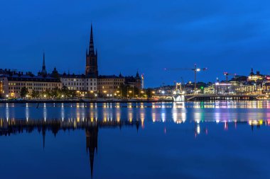 Stockholm, İsveç 5 Ekim 2023 Riddarholmen Adası ve Eski Şehir Gaml Stan, sabahın erken saatlerinde.