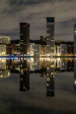 Stockholm, İsveç Geceleri Liljeholmskajen ilçesi ve Arstaviken 'de yansımalar.