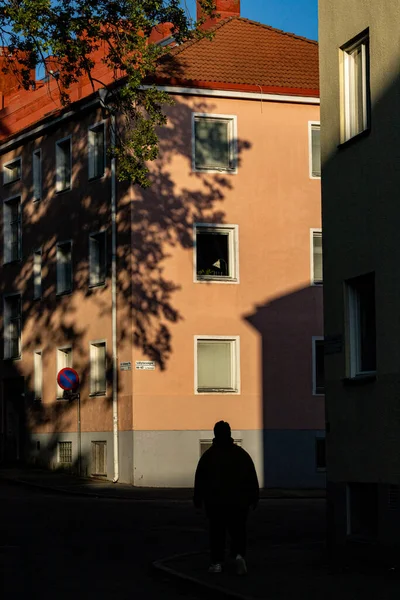 Stockholm Švédsko Října 2023 Lidé Procházející Pozdním Odpoledním Slunci Silnými — Stock fotografie