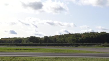 Stockholm, İsveç Stockholm Bromma Havaalanı 'ndan bir uçak kalkıyor.. 