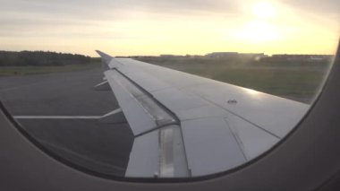Stockholm, İsveç Arlanda Havaalanı 'ndaki pistte bir uçağın kanadı kalkışa hazır.. 