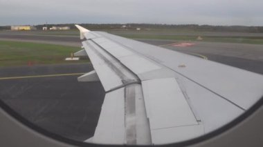 Stockholm, İsveç Arlanda Havaalanı 'ndaki pistte bir uçağın kanadı kalkışa hazır.. 