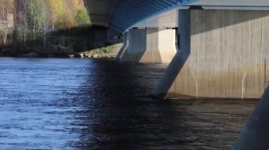 Finlandiya 'nın en uzun nehri olan Kemijoki Nehri' nin Odun Köprüsü 'nün altındaki Rovaniemi, Finlandiya