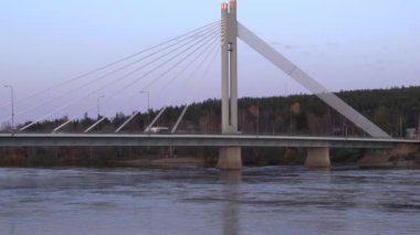 Finlandiya 'nın en uzun nehri olan Kemijoki Nehri' nin Odun Köprüsü 'nün altındaki Rovaniemi, Finlandiya
