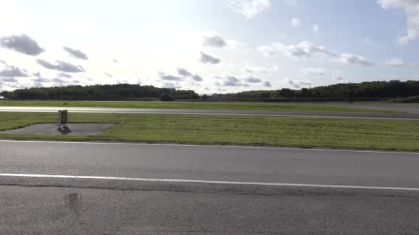 瑞典斯德哥尔摩 一架飞机在斯德哥尔摩区域布拉姆马机场的跑道上起飞 — 图库视频影像