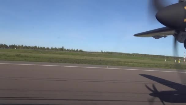 Helsinki Finlandia Samolot Śmigła Startuje Pasa Startowego — Wideo stockowe
