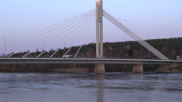 Rovaniemi Finlandia Widok Płynącej Rzeki Kemijoki Najdłuższej Rzeki Finlandii Pod — Wideo stockowe