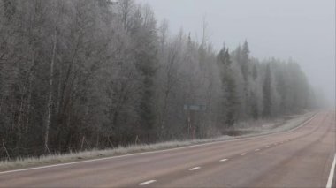 Finlandiya, Utsjoki 'de sonbahar sonu ve kış başında Finlandiya' nın buzlu yollarında sürüş koşulları. 