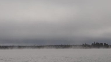 Inari, Finlandiya. Sonbaharda sis ile birlikte Inari Gölü manzarası.