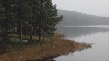 Inari, Finlandiya kışın Inari Gölü 'ne kar yağar.