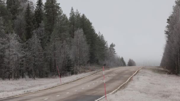 フィンランド ラップランドの氷期道路におけるウツジキ フィンランドの晩秋と冬の初期の運転条件 — ストック動画