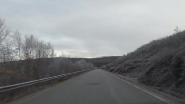 Finlandiya, Utsjoki 'de sonbahar sonu ve kış başında Finlandiya' nın buzlu yollarında sürüş koşulları. 