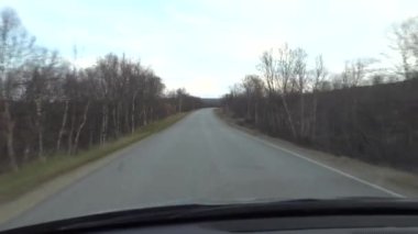 Finlandiya, Utsjoki 'de sonbahar sonu ve kış başında Finlandiya' nın buzlu yollarında sürüş koşulları. 