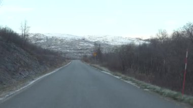 Finlandiya, Utsjoki 'de sonbahar sonu ve kış başında Finlandiya' nın buzlu yollarında sürüş koşulları. 