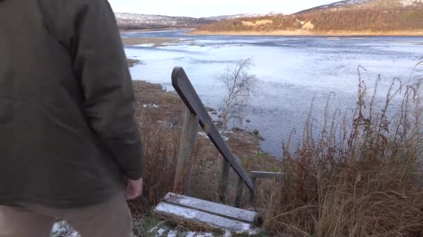 Utsjoki Finlandia Hombre Camina Por Las Escaleras Que Conducen Río — Vídeos de Stock