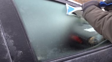 Rovaniemi, Finlandiya Sabah adamın biri arabanın camından don kazır. 