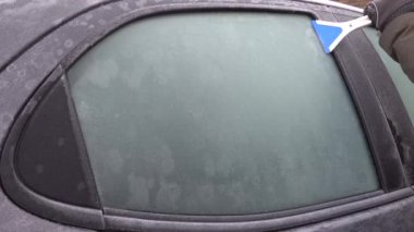 Rovaniemi, Finlandiya Sabah adamın biri arabanın camından don kazır. 