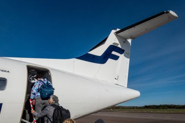 Helsinki, Finlandiya 4 Ekim 2023 Finnair uçağına arka gövdeden binen yolcular.