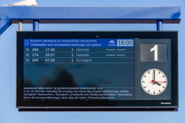 Rovaniemi, Finlandiya 10 Ekim 2023 Rovaniemi tren istasyonunda bir zaman çizelgesi.