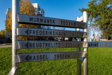 Rovaniemi, Finlandiya 10 Ekim 2023. Murmaske, Kassle ve Frederikshavn gibi çeşitli şehirlere uzaklıkları gösteren bir parkta..