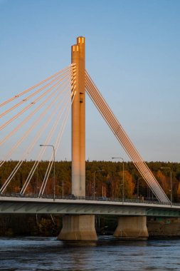 Rovaniemi, Finlandiya 10 Ekim 2023 Kemijoki Nehri üzerindeki kereste köprüsü, Finlandiya, Laponya