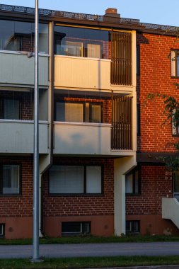 Rovaniemi, 10 Ekim 2023 Koskikatu sokağı ve küçük bir apartman bloğu..