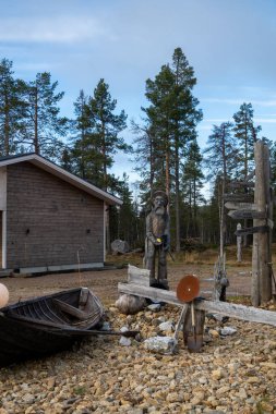 Tankavaara, Finlandiya 7 Ekim 2023 Bir altın madencisi heykeli, elinde baltayla bir altın parçasını açık hava altın müzesinde tutuyor..