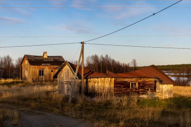 Utsjoki, Finlandiya Yol kenarındaki terk edilmiş ahşap evler.