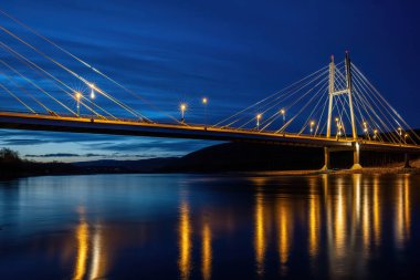 Utsjoki, Finlandiya 'da Norveç sınırındaki Finlandiya' nın Karasjohka Nehri üzerindeki Sami Köprüsü.