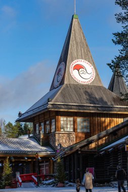 Rovaniemi, Finlandiya, 10 Ekim 2023 Noel Baba Tatil Köyü turistik turnuva merkezi şehir dışında. ve Noel Baba Ofisi Binası ve imzası