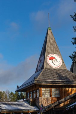 Rovaniemi, Finlandiya, 10 Ekim 2023 Noel Baba Tatil Köyü turistik turnuva merkezi şehir dışında. ve Noel Baba Ofisi Binası ve imzası