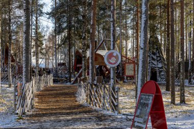 Rovaniemi, Finlandiya, 10 Ekim 2023 Ren geyiği kızağına binmek için şehrin dışındaki Noel Baba Tatil Köyü turnuva merkezi..