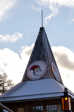 Rovaniemi, Finlandiya, 10 Ekim 2023 Noel Baba Tatil Köyü turistik turnuva merkezi şehir dışında. ve Noel Baba Ofisi Binası ve imzası