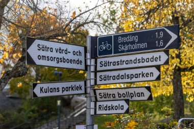 Stockholm, İsveç 18 Ekim 2023 Satra banliyösünde yerel ilgi alanları için işaretler.