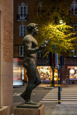 Stockholm, İsveç 18 Ekim 2023 1988 tarihli tarihi Riddare heykeli heykeltraş Peter Linde tarafından Fleminggatan 14 'te yapıldı..