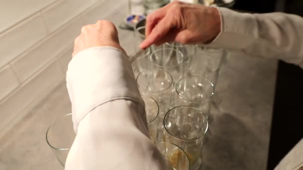 Una Donna Mescola Frutto Della Passione Bicchieri Champagne Cocktail Una — Video Stock