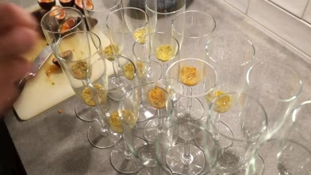 Een Vrouw Mengt Passievrucht Champagneglazen Voor Een Cocktail Een Verjaardagsfeestje — Stockvideo