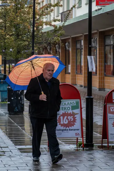 Stockholm Svédország 2023 Október Egy Férfi Esernyővel Sétál Esőben Bandthe — Stock Fotó
