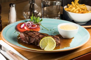 Limonlu ve dayanıklı soslu patates kızartmalı ızgara biftek..