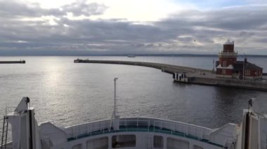 Helsingborg, İsveç Öresund üzerinden Helsingor, Danimarka 'ya giden bir araba ve yolcu feribotunun manzarası.. 