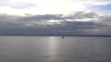 Helsingborg, İsveç Öresund üzerinden Helsingor, Danimarka 'ya giden bir araba ve yolcu feribotunun manzarası.. 